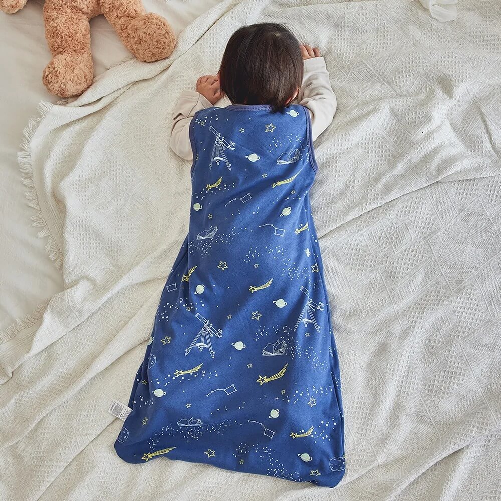 bébé de dos dans gigoteuse bleue constellation pour bébé saison été tog 1