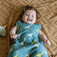 Bébéb porte une Gigoteuse bebe diplodocus verte jaune blanc pour la mi-saison TOG 2,5