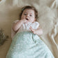 Petite fille dans gigoteuse nature en coton verte et blanche pour bebe mi-saison tog 2,5