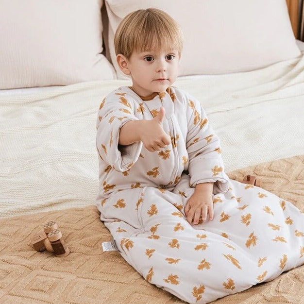 Bébé qui porte une Gigoteuse sauvage beige marron avec motifs épis de blé hiver tog 3,5 coton avec zip et pressions