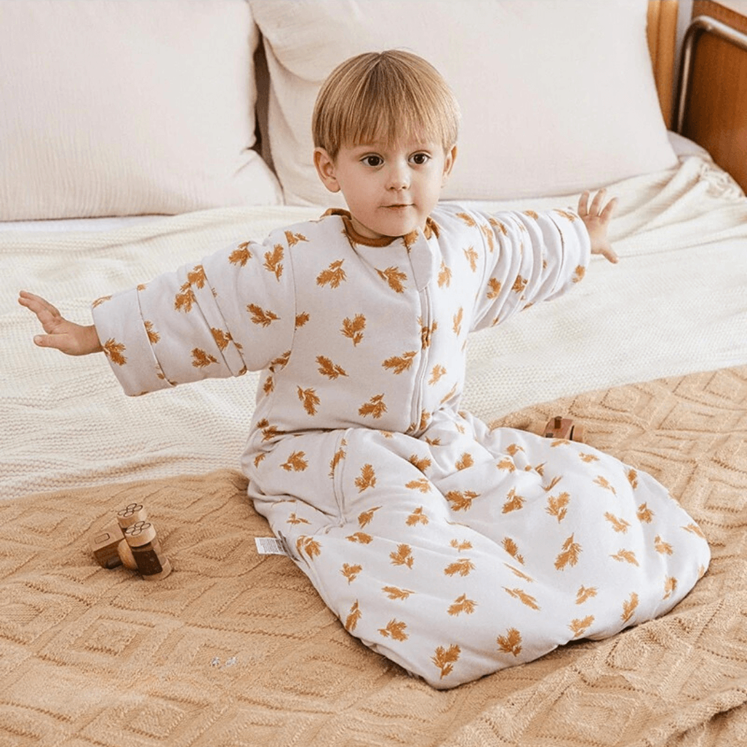 Bébé qui porte une Gigoteuse sauvage beige marron avec motifs épis de blé hiver tog 3,5 coton avec zip et pressions