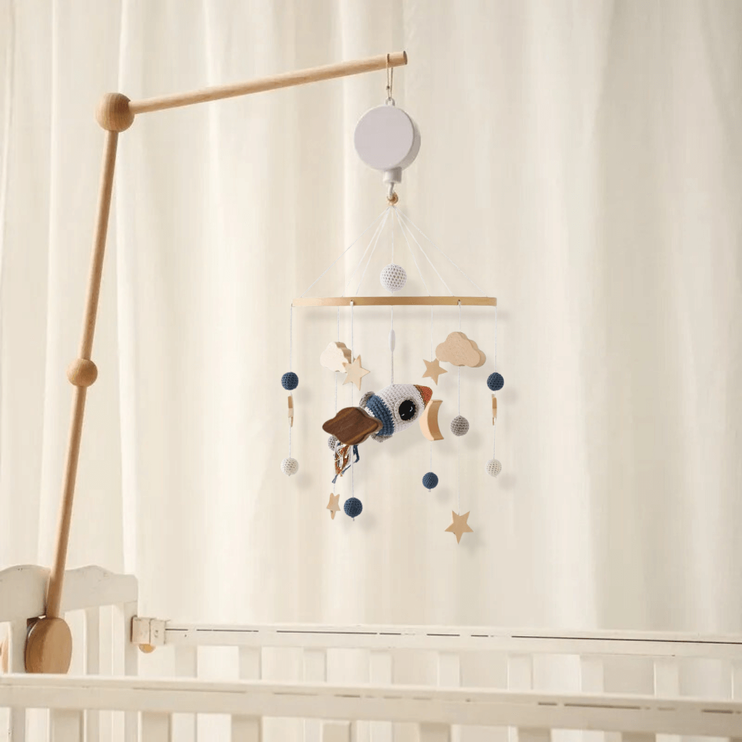 Mobile de lit musical pour bébé avec une fusée spatiale en laine