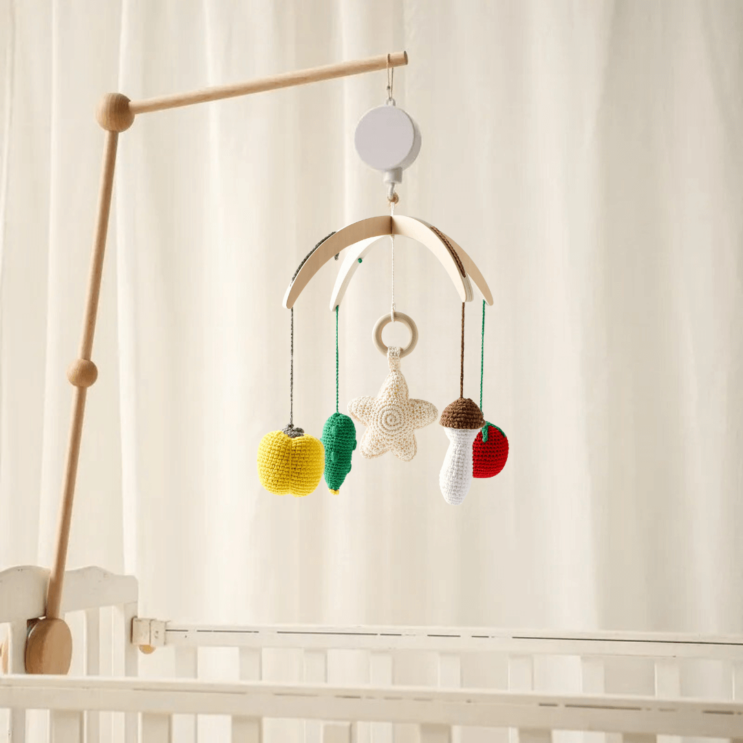 mobile musical lit bébé en bois avec des légumes fabriqués au crochet