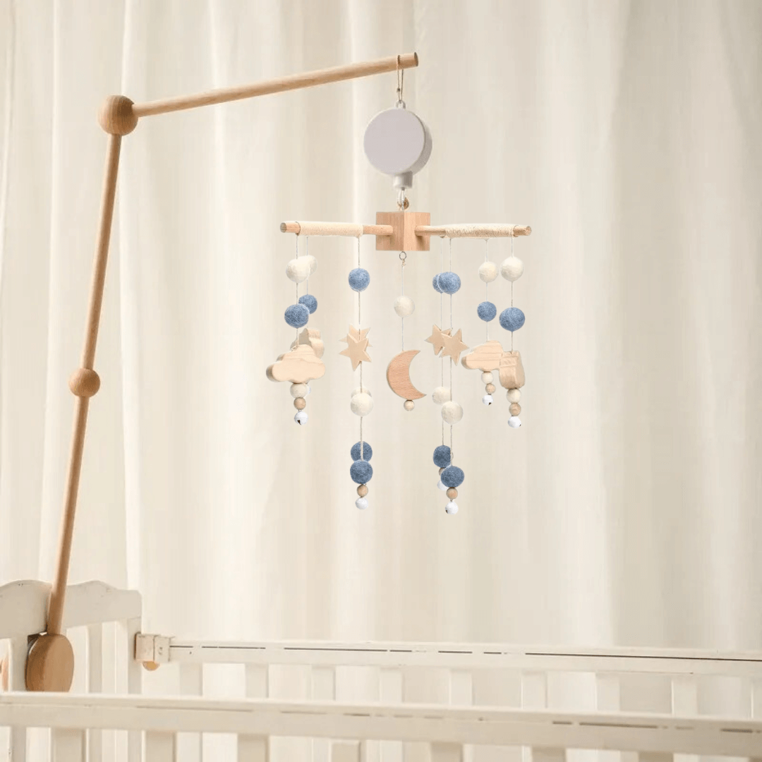 mobile musical bébé bleu et blanc avec une lune et des étoiles en bois