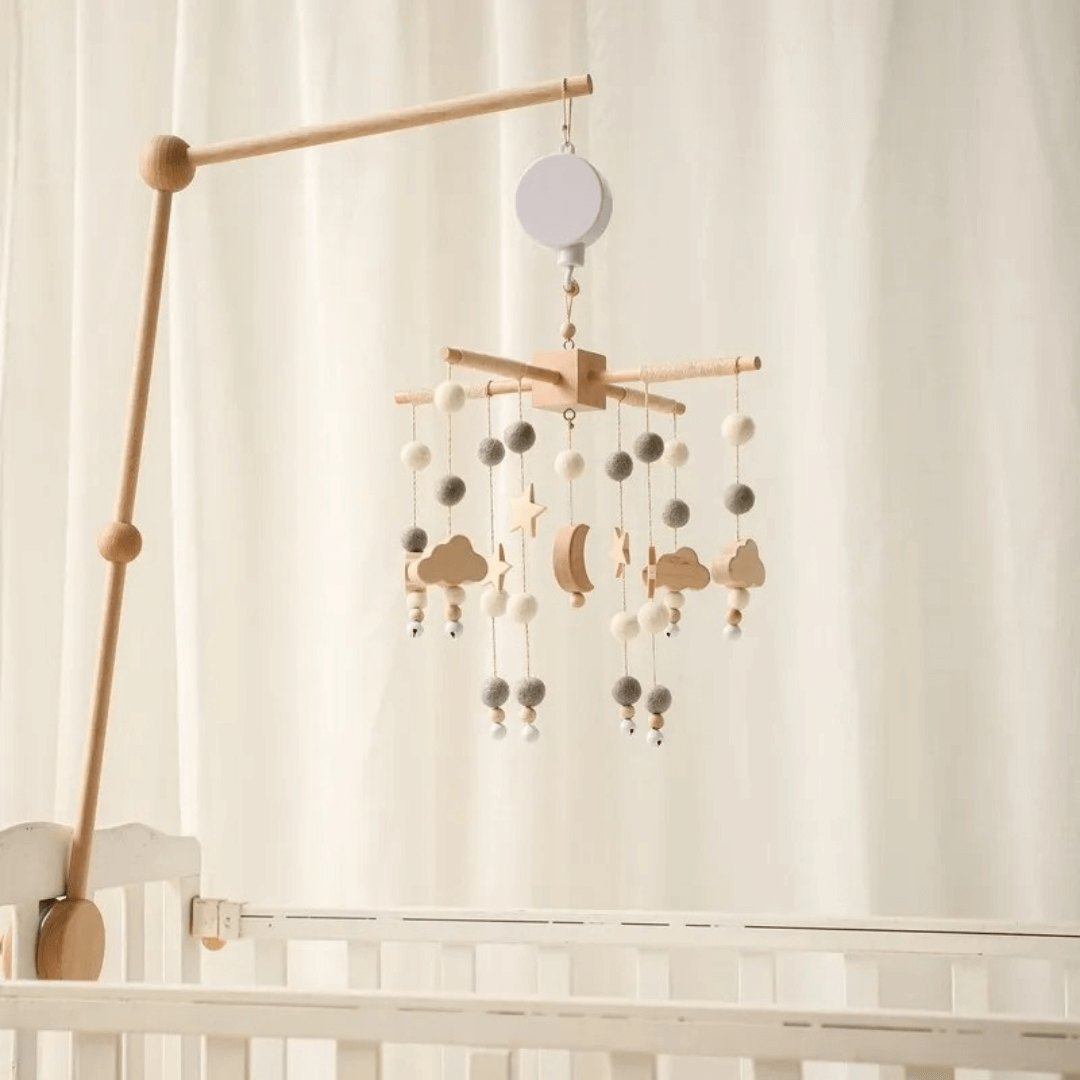 Mobile de lit musical pour bébé avec des lunes et étoiles en bois et des perles en feutre grises et blanches