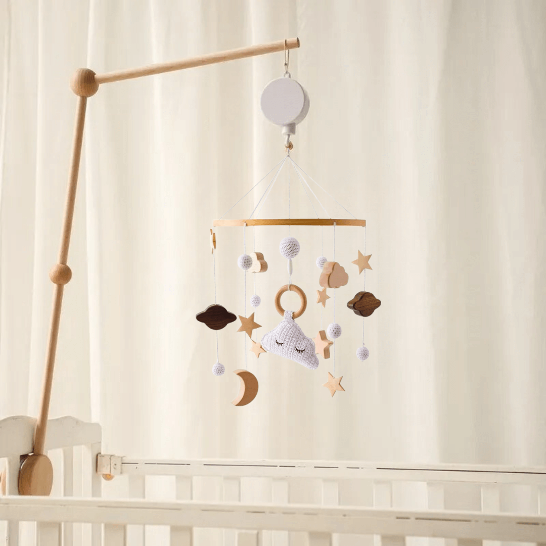 Mobile musical pour lit bébé avec des étoiles et planètes en bois et un nuage en laine