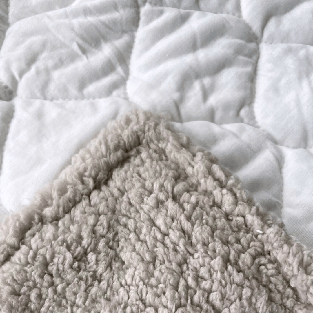 Nid ange ourson gris pour bebe doux en coton et en polaire zoom sur le tissu de qualité