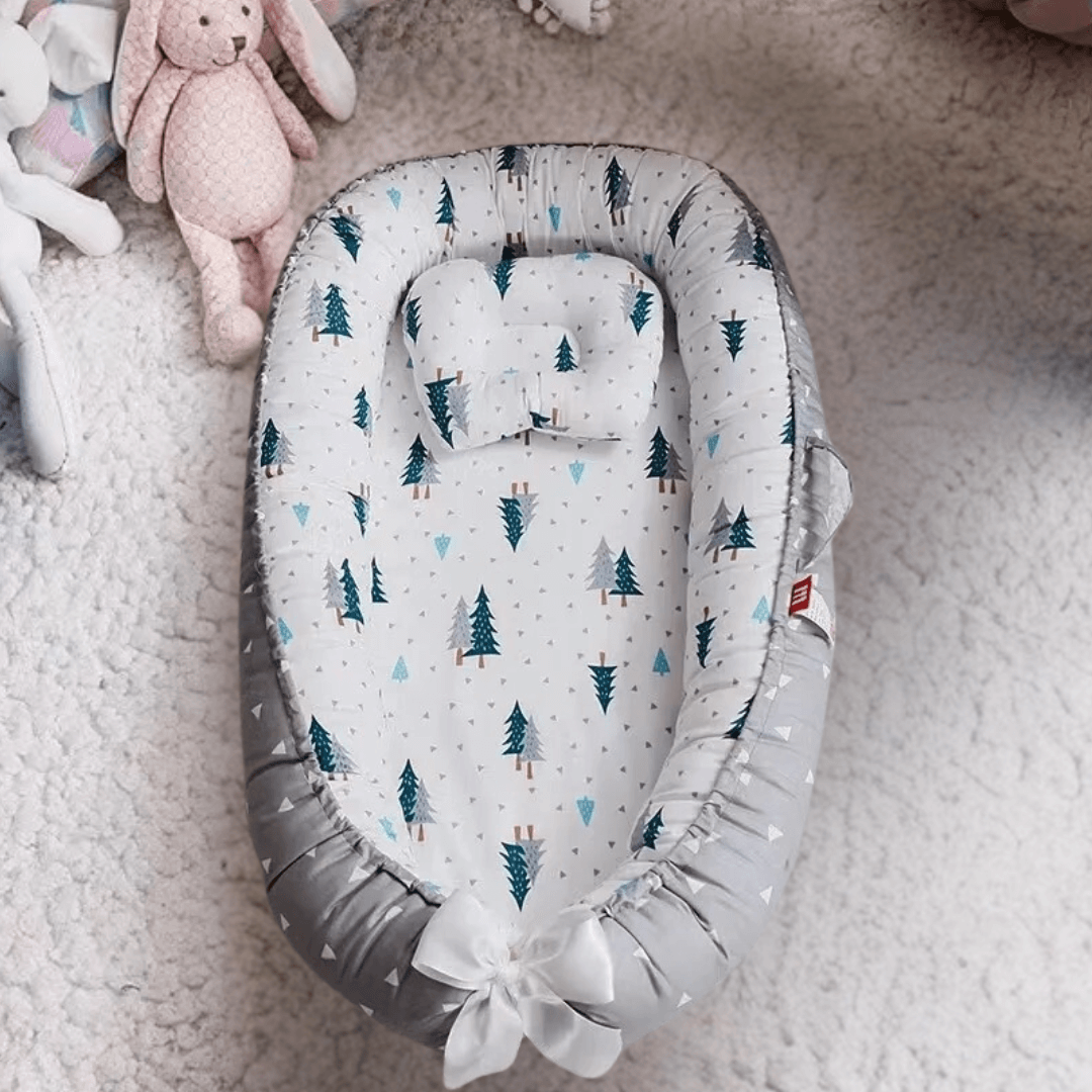 Réducteur de lit bébé motifs sapins