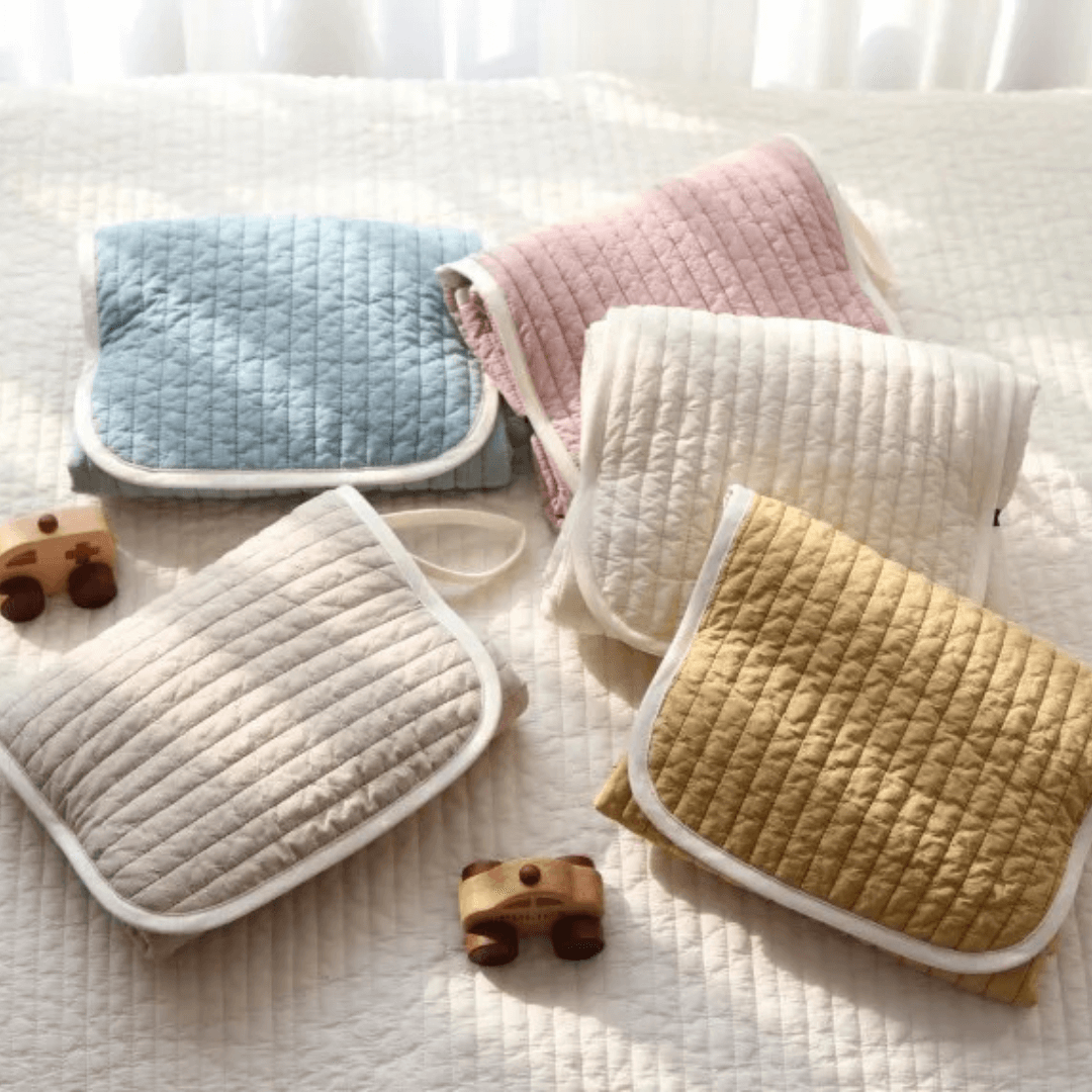 WANDGU Portable Tapis à Langer: Matelas à Langer Pliable avec Distributeur de Lingettes et Coussin pour Tête, Matelas à Langer Portable et Imperméable avec 3 Poches pour Maison, Extérieur, Voyage WANDGU Portable Tapis à Langer: Matelas à Langer Pliable avec Distributeur de Lingettes et Coussin pour Tête, Matelas à Langer Portable et Imperméable avec 3 Poches pour Maison, Extérieur, Voyage