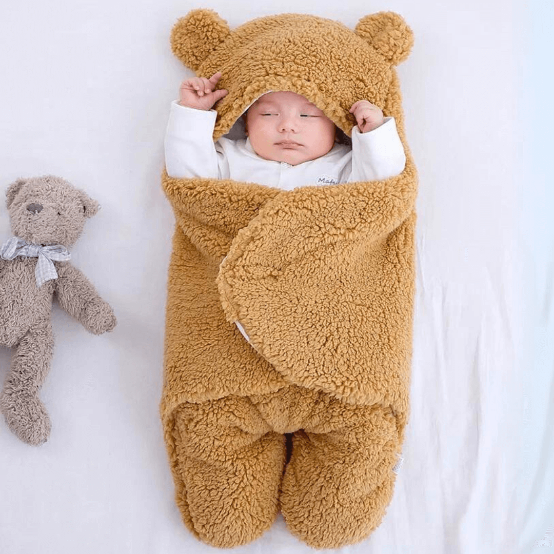 Bébé qui fait la sieste dans son Nid d'ange bebe ourson marron en coton et en polaire chaude